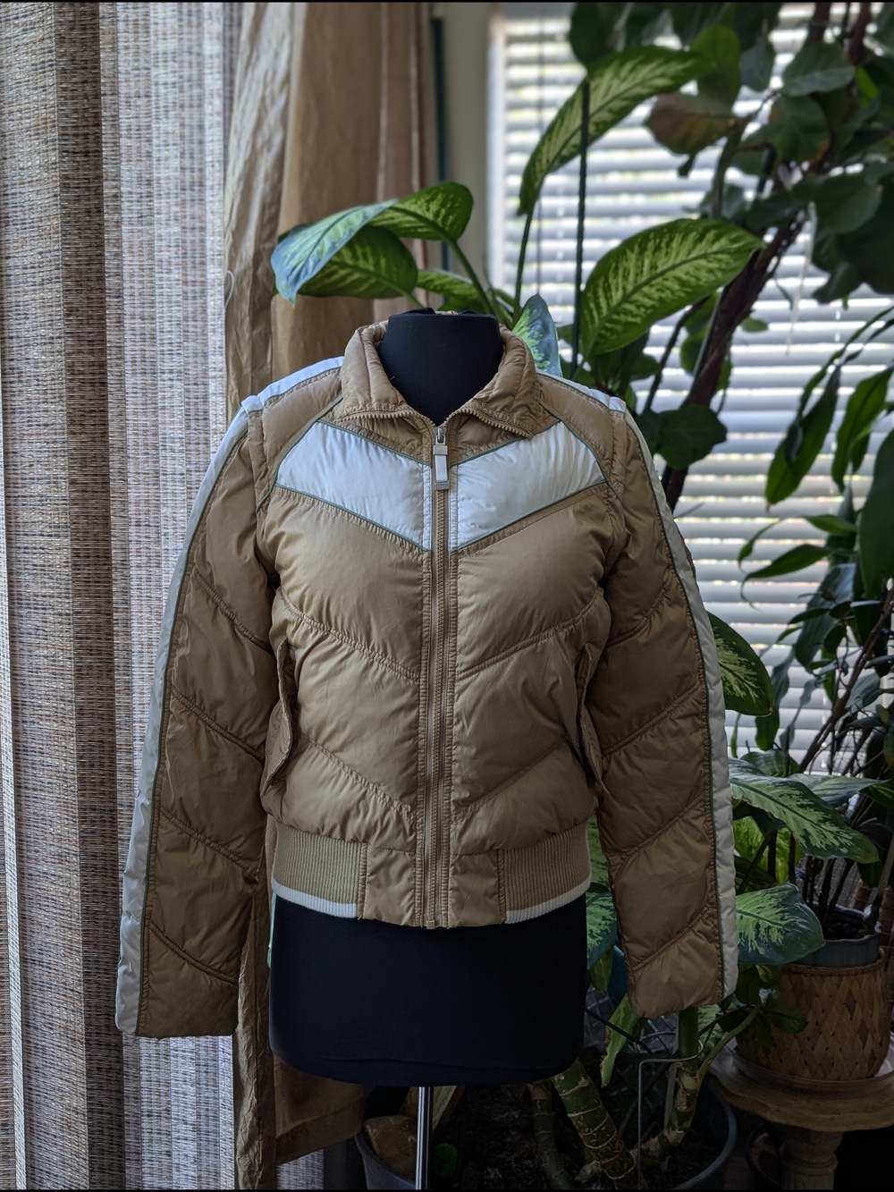 Vintage Tommy Hilfiger light tan/ camel color puff jacket removable sleeves